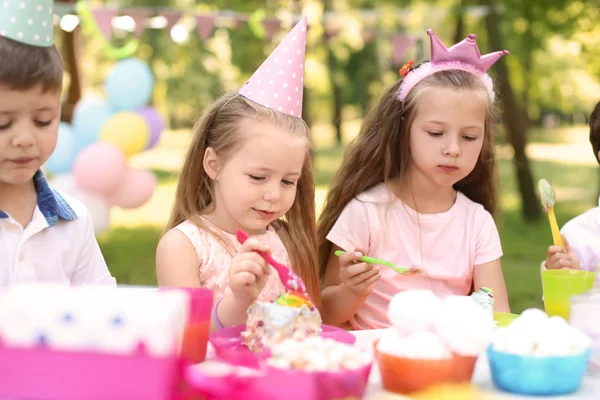 Lindos Niños Celebrando Cumpleaños Aire Libre —  Fotos de Stock