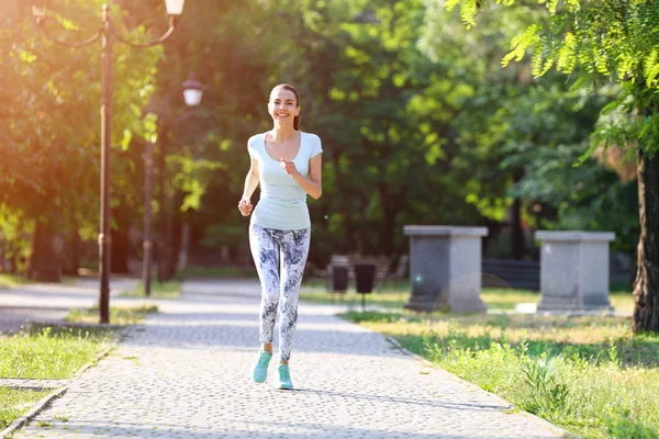 Bella Giovane Donna Che Corre Nel Parco — Foto Stock