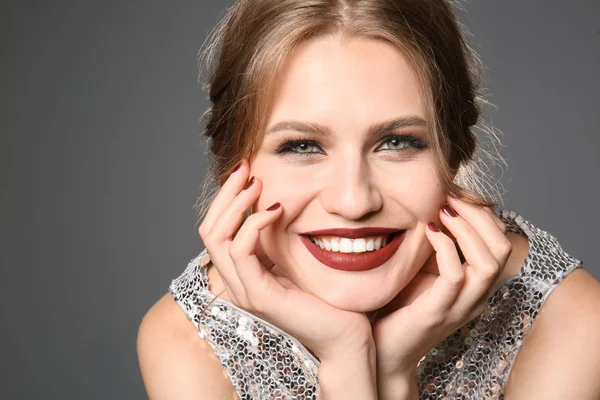 Mujer Joven Moda Con Manicura Hermosa Sobre Fondo Gris — Foto de Stock