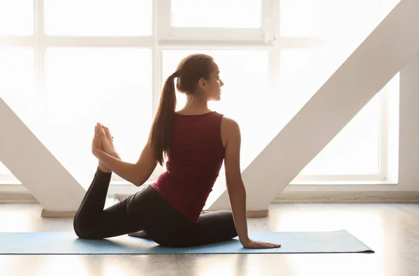 Young Woman Practicing Yoga Home — Stock Photo, Image