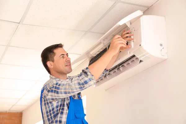 Eletricista Reparação Condicionado Dentro Casa — Fotografia de Stock