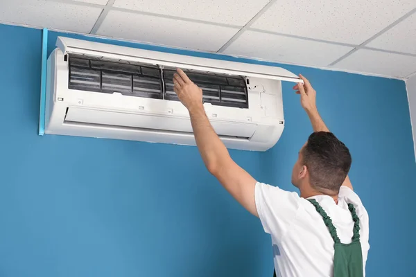 Electrician Repairing Air Conditioner Indoors — Stock Photo, Image