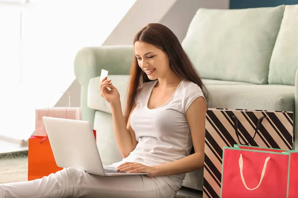 Jonge Vrouw Online Winkelen Met Creditcard Laptop Thuis — Stockfoto