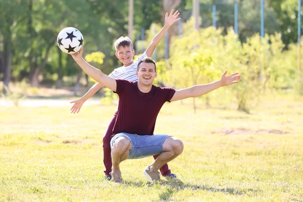 Bambino Suo Padre Con Pallone Calcio All Aperto — Foto Stock