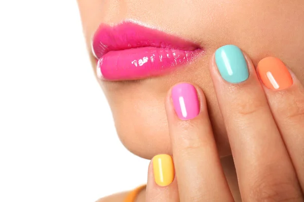 Hermosa Mujer Joven Con Manicura Colorida Sobre Fondo Blanco Primer — Foto de Stock