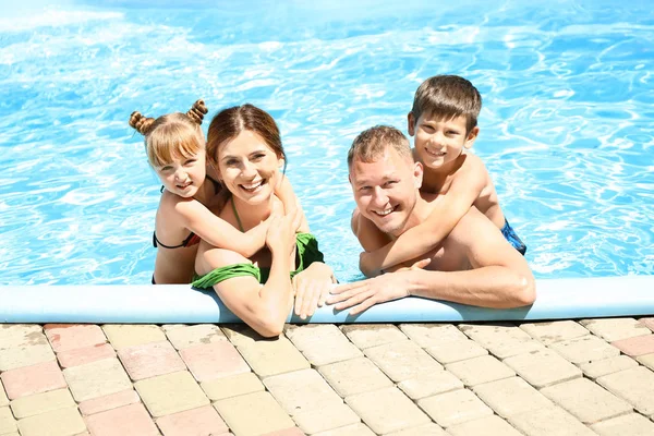 Família Feliz Descansando Piscina — Fotografia de Stock