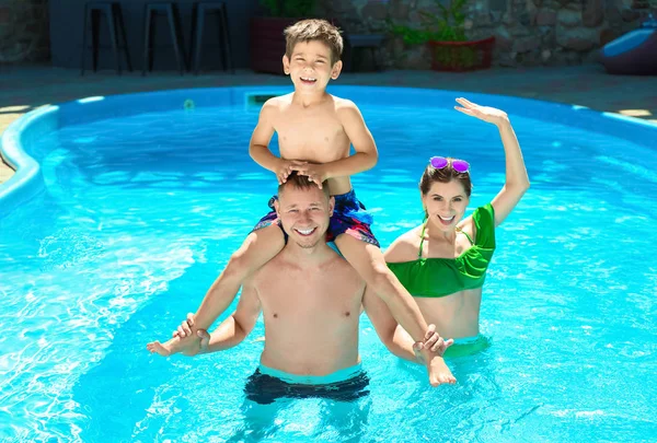 Joyeux Repos Famille Dans Piscine — Photo