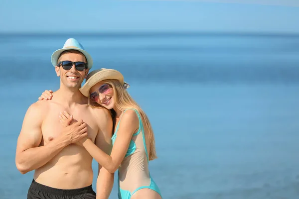 Feliz Pareja Joven Cerca Del Mar Día Verano — Foto de Stock