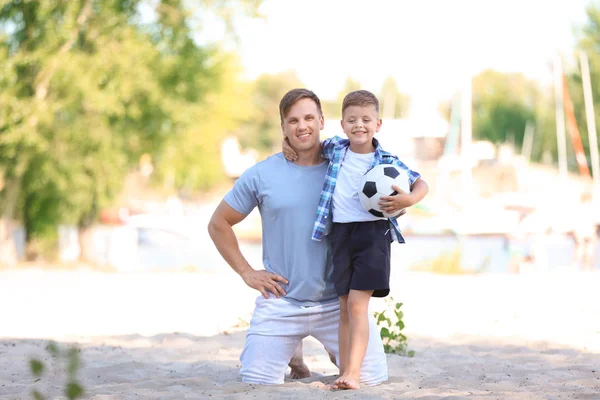 Mały Chłopiec Jego Tata Piłki Nożnej Zewnątrz — Zdjęcie stockowe