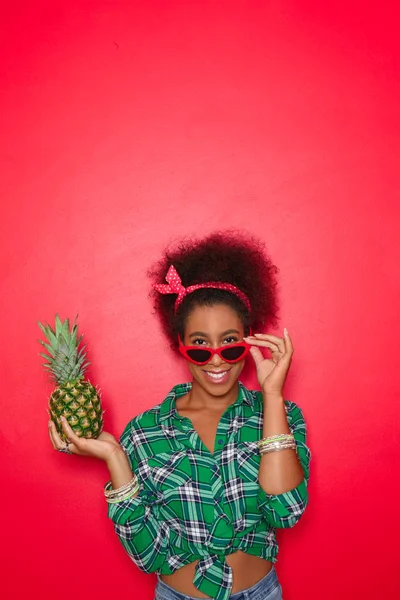 Hermosa Mujer Afroamericana Con Piña Sobre Fondo Color — Foto de Stock