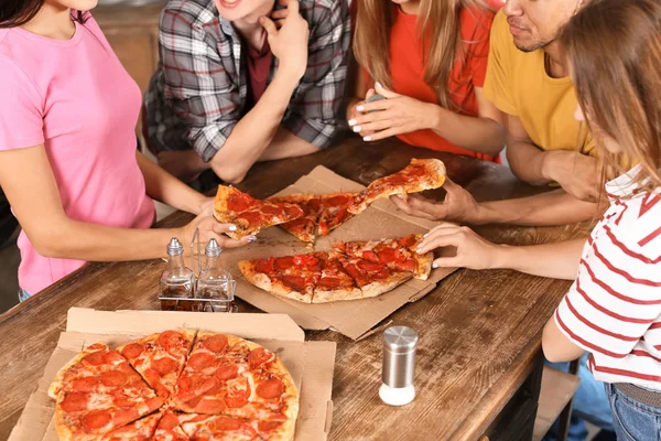 Les Jeunes Amusent Fête Avec Délicieuses Pizzas Intérieur — Photo