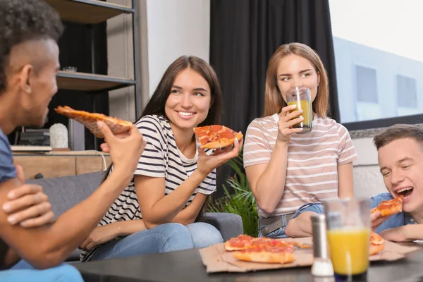 Ungdomar Som Har Roligt Fest Med Läcker Pizza Inomhus — Stockfoto