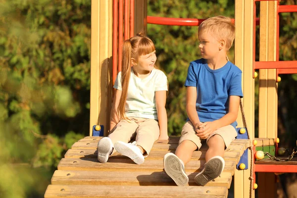 Bonito Crianças Pequenas Livre Parque Infantil — Fotografia de Stock