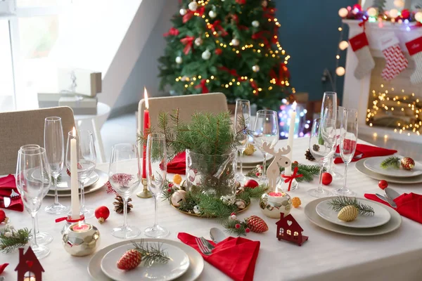 Stilvolle Tischdekoration Mit Brennenden Kerzen Und Weihnachtsdekoration — Stockfoto