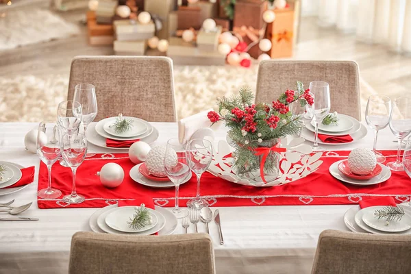 Τραπέζι Σερβιρισμένο Για Χριστουγεννιάτικο Δείπνο Στο Σαλόνι — Φωτογραφία Αρχείου