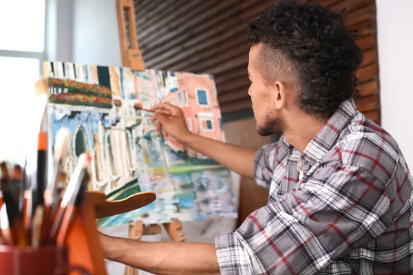 Joven Artista Afroamericano Pintando Cuadro Taller —  Fotos de Stock