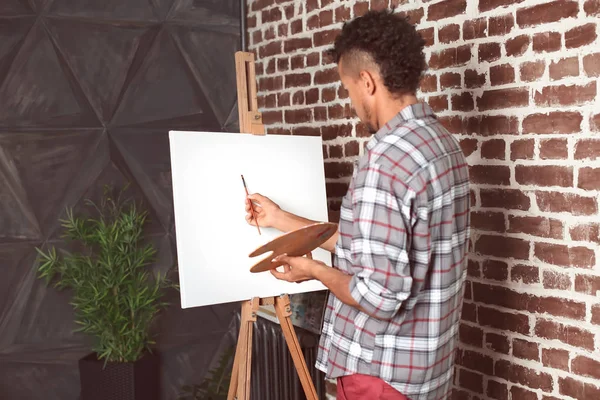 Joven Artista Afroamericano Pintando Cuadro Taller —  Fotos de Stock