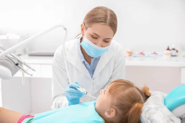 Dentista Examinando Dentes Menina Clínica — Fotografia de Stock