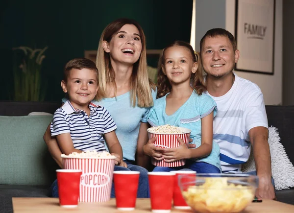 Glückliche Familie Isst Popcorn Während Sie Abends Fernsieht — Stockfoto