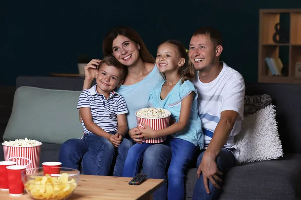 Glückliche Familie Isst Popcorn Während Sie Abends Fernsieht — Stockfoto