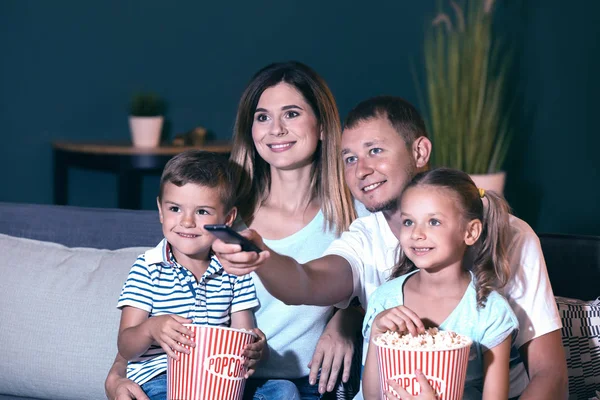 Glückliche Familie Isst Popcorn Während Sie Abends Fernsieht — Stockfoto