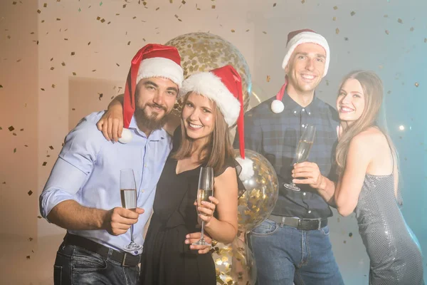 Jovens Com Taças Champanhe Festa Natal — Fotografia de Stock