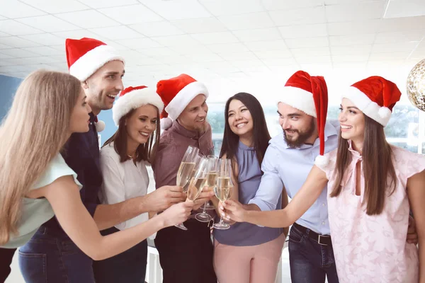 Молоді Люди Келихах Шампанського Святкують Різдво Корпоративній Вечірці Офісі — стокове фото