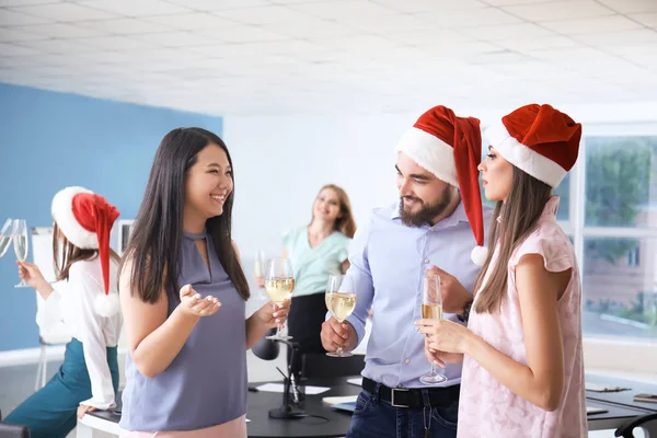 Jeunes Avec Des Verres Champagne Célébrant Noël Fête Entreprise Bureau — Photo