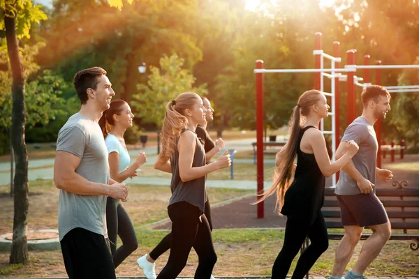 Groep Voor Sportieve Mensen Lopen Buiten — Stockfoto