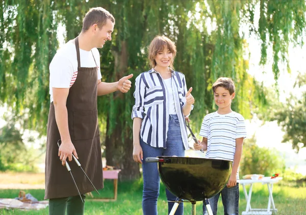 Familie Kocht Leckeres Essen Auf Grill Freien — Stockfoto