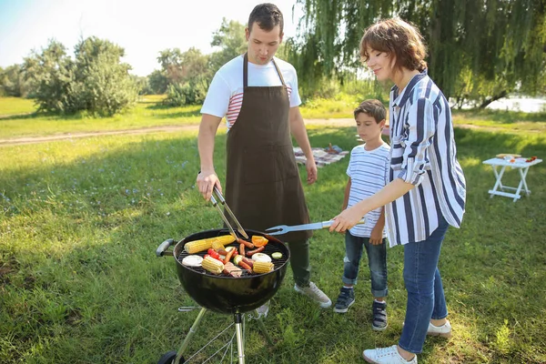 Family Cooking Tasty Food Barbecue Grill Outdoors — Stock Photo, Image