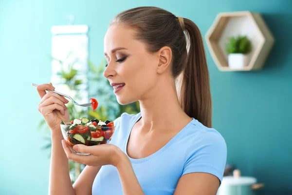 Vacker Kvinna Äta Färska Grönsaker Sallad Hemma — Stockfoto