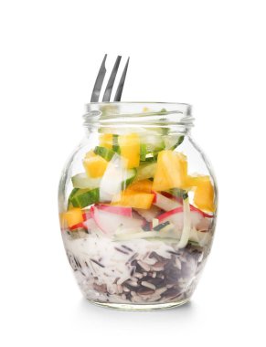 Beyaz arka plan üzerinde mason kavanoza lezzetli sebze salatası