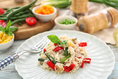 Plaka ile lezzetli haşlanmış pirinç ve sebze ahşap tablo