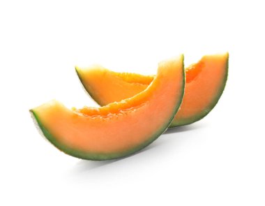 Beyaz arka plan üzerinde olgunlaşmış kavun dilimleri