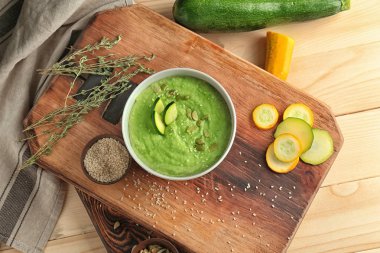 Ahşap tahta üzerinde kase lezzetli kabak çorbası