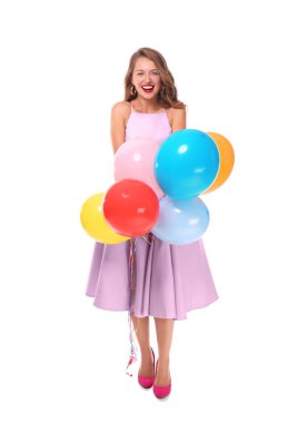 Beyaz arka planda balonları olan güzel genç bir kadın.