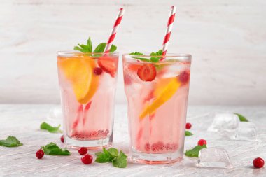 Taze yaz kokteyl masa lambası üzerinde gözlük