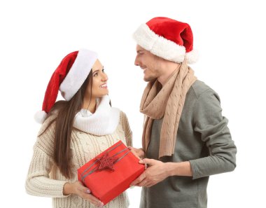 Beyaz arka plan üzerinde Noel hediye ile sevimli genç çift