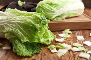 Ahşap masa üzerinde olgunlaşmış taze lahana