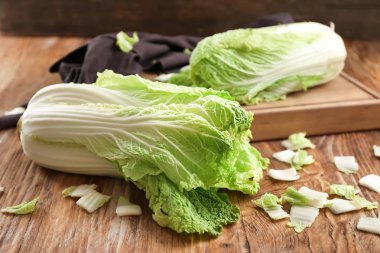 Ahşap masa üzerinde olgunlaşmış taze lahana