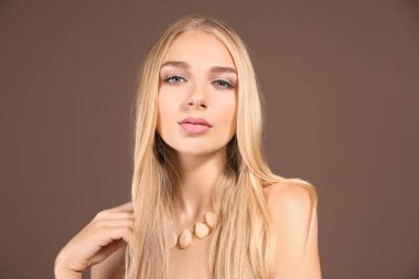 Renkli pembe rujlu güzel bir kadın.