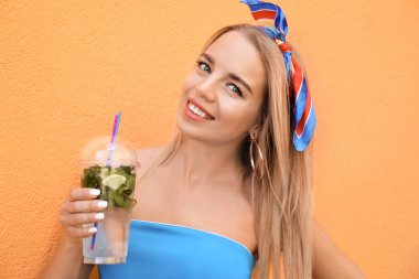 Plastik bardak taze kokteyl renk arka plan üzerinde olan güzel kadın