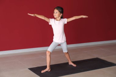 Küçük kızı pratik yoga kapalı