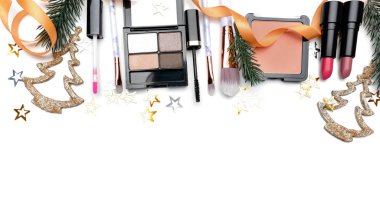 Beyaz arka plan üzerinde Noel süslemeleri ile kozmetik ayarla