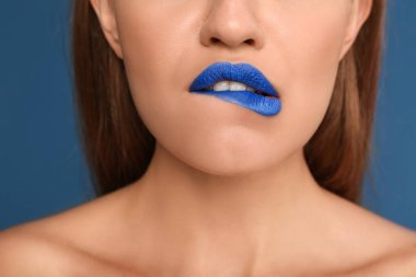 Olağandışı renk arka plan, portre ruj olan güzel kadın