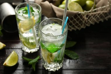 Ahşap masa üzerinde taze mojito bardak