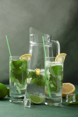 Yeşil tablo taze mojito ile kompozisyon