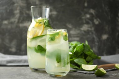 Cam ve gri tablo taze mojito sürahi