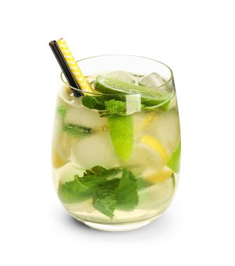 Beyaz arka planda bir bardak taze mojito.